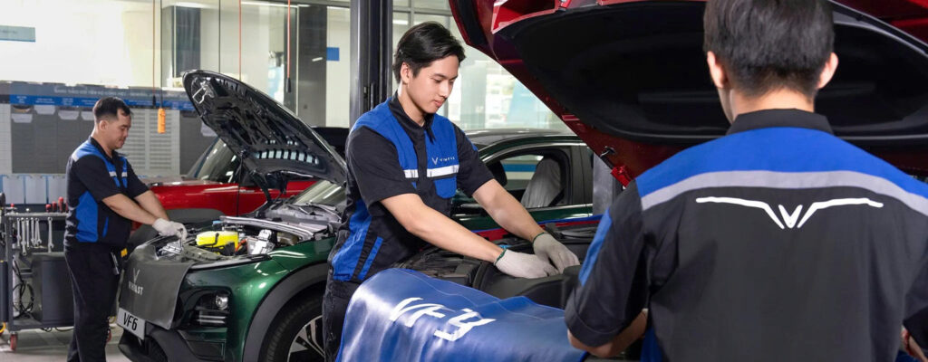 Kỹ thuật viên kiểm tra và sửa chữa ô tô điện VinFast